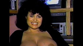 Chessie Moore'Un Büyük Göğüs Fantezisi Tam Filmde
