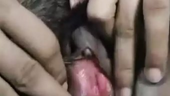 Tamil Milf'In Parmakları Ve Büyük Doğal Göğüsleriyle Solo Oyunu