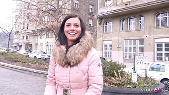 Vicky Love, Mükemmel Sevimli Vücudunu Sert Sokak Seçmelerinde Siktiriyor