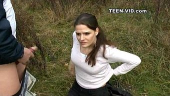 Genç (18+) Erkek Arkadaşına Vahşi Bir Şekilde Oral Zevk Veriyor