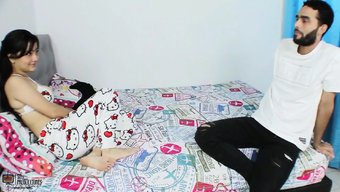 Azgın Üvey Kız Kardeşi Üvey Abisini Ayartıp Sikiyor - Ispanyol Pornosu