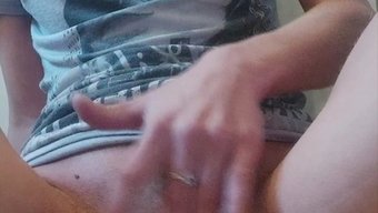 Genç Kız Masaj Alıyor Ve Sıvı Fışkırtıyor
