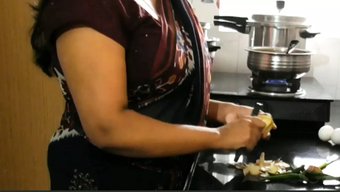 Hintli Bebek Mutfakta Sakso Çekiyor, Ağzına Ve Yüzüne Boşalıyor