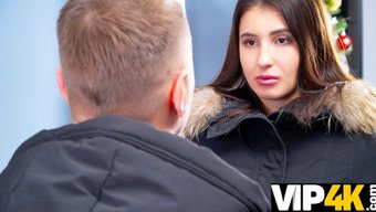 Genç (18+) Güzellik, Bir Koleksiyoncuyla Ateşli Ve Ağır Bir Oral Seansa Giriyor