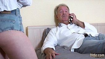 Genç Kız Yaşlı Bir Adama Sert Bir Sakso Çekiyor