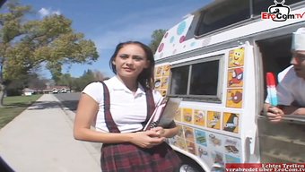 Esmer Öğrenci Jessica Valentino Yurtta Sert Oral Seks Deneyimliyor