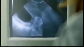 Bir Doktor Karısından Zevk Alıyor.