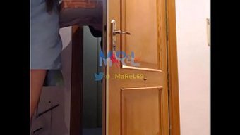 Dolgun Bebek, Pizza Dağıtım Çocuğunu Büyük Göğüsleriyle Kışkırtıyor