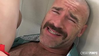 Kahverengi Saçlı Üvey Kız Charlotte Sins, Üveyın Babasını Am Yalama Ile Baştan Çıkarıyor