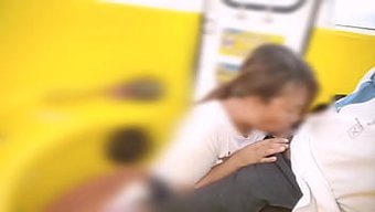 Filipinli Hizmetçi Ferris Tekerleğinde El Işi Yapıyor