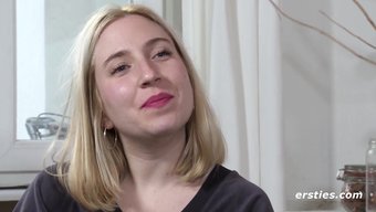 Ilk Kez: Ateşli Sarışın Banyo Yapıyor Ve Ardından En Sevdiği Seks Oyuncağıyla Şehre Gidiyor
