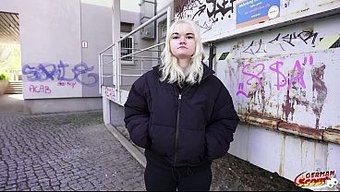 Izci, Lilly Lovemoon'U Ilk Kez Iç Çamaşırıyla Aldı.