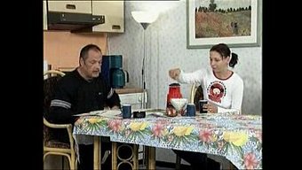 Olgun Üvey Baba Ve Genç Üveyın Kızı Tabu Üveyi Anne Ve Üvei Kız Videoda