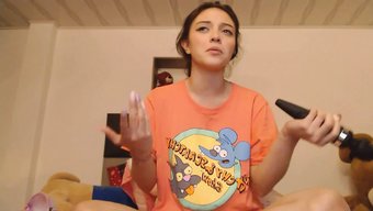 Zayıf Sıkıcı Kız Kamerada Yaramazlık Yapıyor Ve Mastürbasyon Yapıyor