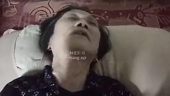 Milf Ve Puma Asyalı Komşuları, Sıcak Üçlüde Genç Bir Erkeği Paylaşıyorlar