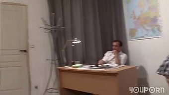 Öğretmen Telsev Bu Sıcak Videoda Iki Okul Kızına Özel Ders Veriyor