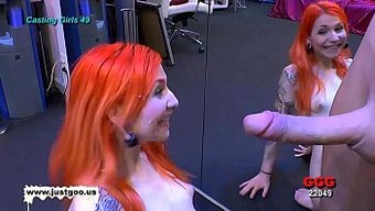 Amatör Videoda Seksi Bir Genç, Yüzü Sert Bir Şekilde Beceriliyor Ve Beceriliyor
