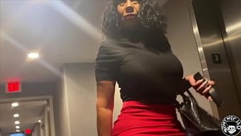 Büyük Göğüslü Milf, Profesöründen Sulu Bir Sakso Alıyor