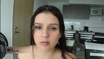 Tüysüz Amcığı Ve Büyük Poposuyla Sert Üvey Kız Kardeşi Mastürbasyonu