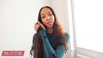 Ince Siyah Model Lia Lin, Spor Salonunda Tutkulu Bir Seks Yapıyor