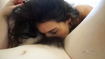 Izzy Champayne Ve Lara Brookes, Tutkulu Bir Şekilde Birbirlerinin Amını Parmaklıyor Ve Yiyorlar