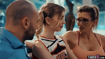 Kocası Yatağında Genç Bir Cheerleader Tarafından Şaşırtıldı