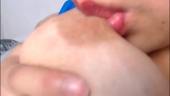 Kolombiyalı Webcam Modelinin Lezzetli Laktasyonunun Güzelliğine Kendinizi Kaptırın