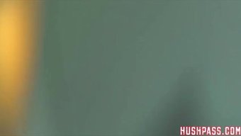 Büyük Göğüslü Bebek Krissy Yüzüne Sikişiyor Ve Oyuncaklarla Oynanıyor