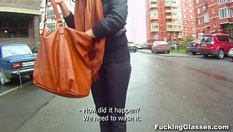 Utangaç Üniversite Kızı Rina, Gözlüklü Porno Videosunda Merdivenlerde Yaramazlık Yapıyor