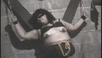 Mazmorra'Nın Itaatkar Latin Sahnesinde Kırbaçlama Ve Aşağılama Var