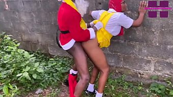 Türbanlı Genç Müslüman Kız, Noel Baba'Yı Duygusal Bir Hediyeyle Memnun Ediyor