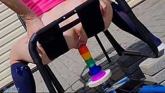 Ateşli Üvey Kız Kardeş Fetişi, Araba Krikosuna Sabitlenmiş Gökkuşağı Dildo Üzerinde Oyun Merkezleri Kuruyor.