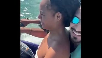 Jet Ski Hocası, Genç Brezilyalı Karıyı Kocasından Uzaklaştırıyor.