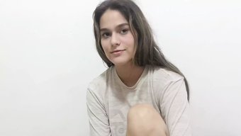 Bella Rico, Üvey Erkek Kardeşine Inanılmaz Bir Oral Seks Yapıyor Ve Ardından Sert Bir Şekilde Beceriliyor.