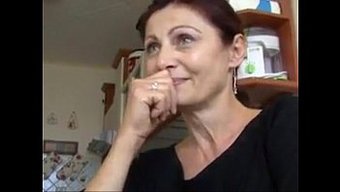 Olgun Kadın Genç Adama Cinsel Hizmetler Sunarak Maddi Sorunları Çözüyor