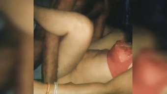 Hintli Üniversite Kızı, Banyo Yapmadan Önce Sert Bir Şekilde Sikişiyor