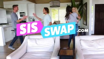 Amerikalı Üvey Kız Kardeş Sert Pov Videosunda Sikişiyor