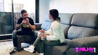 Ince Üniversite Öğrencisi, Tinder'Da Flört Ederek Sakso Çekmeyi Ve Ağzına Boşalmayı Gösteriyor
