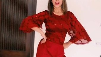 Olgun Sunanda Sharma'Nın Doğal Göğüsleri Arkadan Zıplıyor