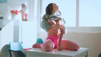 Büyük Göğüslü Milf, Devasa Bir Dildo Ile Kendini Tatmin Ediyor