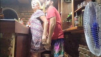 Tatlı Baldız Ev Yapımı Videoda Sıcak Bir Karşılaşmayı Paylaşıyor