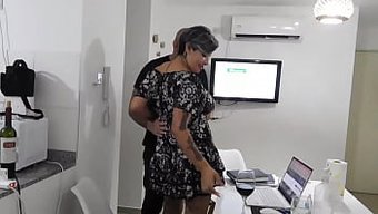 Bir Eşin Sevgilisiyle Cinsel Macerası Ve Kocasının Beklenmedik Gelişi