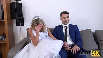 Bir Borç Tahsildarı, Beyaz Giyimli Gelini Baştan Çıkarır Ve Kocası Izlerken Ona Iyi Bir Sikiş Yapar.