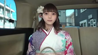 Minyon Japon Hatun, Kocaman Doğal Memeleriyle Önemli Bir Olaydan Sonra Eve Yürüyor.