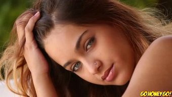 Uma Jolie'Nin Genç (18+) Amcığı Islanıyor Ve Parmaklanıyor