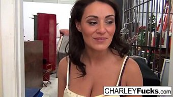 Seksi Esmer Bebek Charley Çıplak Vücudunu Sergiliyor Ve Amıyla Oynuyor