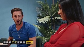 Violet Myers'In Büyük Poposu Sınıfta Lucas Frost Tarafından Beceriliyor