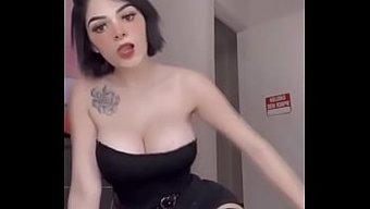 Karely Ruiz, Doğal Göğüslerini Baştan Çıkarıcı Bir Videoda Sergiliyor