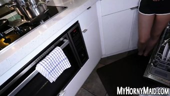 Bu Asyalı Hizmetçi, Efendisini Şaşırtıcı Bir Saksoyla Nasıl Memnun Edeceğini Biliyor