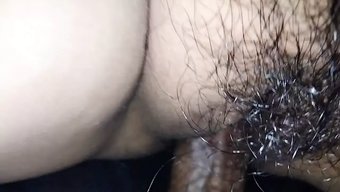 Asyalı Dul Kadın, 69 Pozisyonunda Tüylü Genç Kızla Cinselliği Keşfediyor